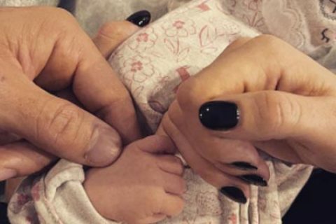 赛斯贝基夫妇今天迎来首个孩子！未来的救世主还是未来的女汉子？