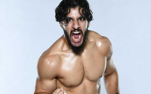 WWE签约新选手托尼·吉尔，他说他希望有一天能和兰迪·奥顿打一场。