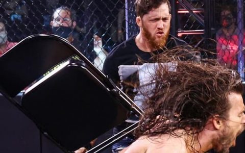 WWE NXT 第632期：凯尔·奥莱利用钢椅攻击亚当·科尔