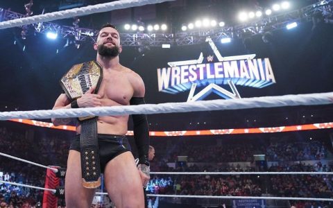 WWE两面针操作终于引发众怒！巴洛尔输掉冠军后，粉丝齐呼弃坑！