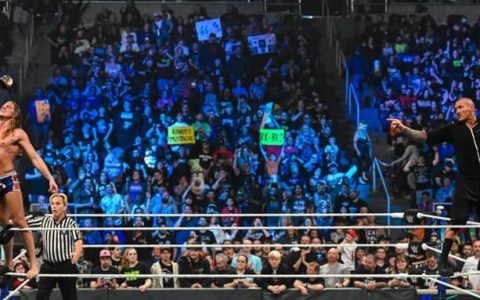 WWE SmackDown 第1183期：里德尔单打比赛对阵杰米乌索，却看起来要二对二对阵乌索兄弟