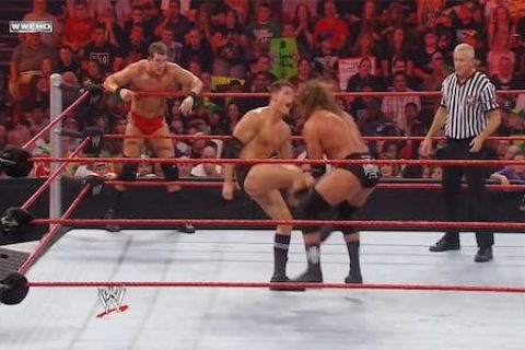 WWE强弱不等赛！王大锤对战科迪罗兹和泰德迪比亚斯双拳难敌四手