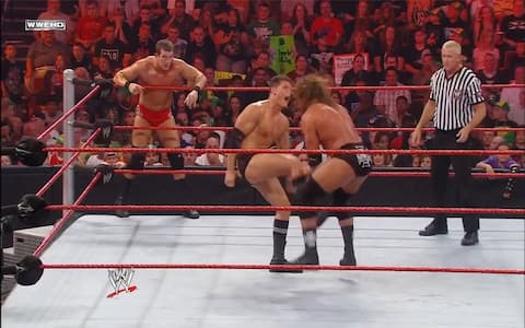 WWE强弱不等赛！王大锤对战科迪罗兹和泰德迪比亚斯双拳难敌四手