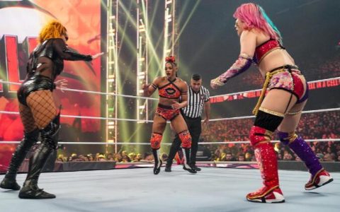 WWE世纪劫案再次发生，贝基到手的冠军被抢，辫子姐卫冕成功！