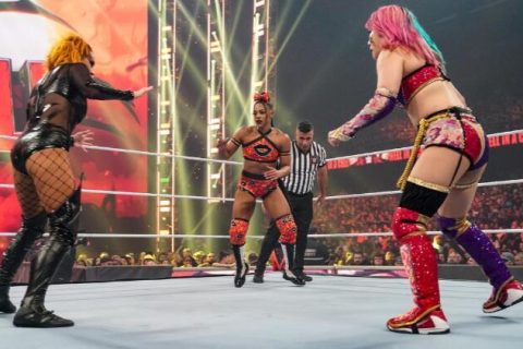 WWE世纪劫案再次发生，贝基到手的冠军被抢，辫子姐卫冕成功！