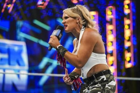 莱西埃文斯在WWE SmackDown节目中变身反派并攻击阿利亚