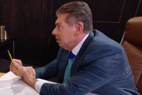 米克弗利称他曾因争议性故事情节与文斯麦克曼争论了45分钟