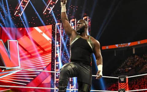 WWE Raw在奥莫斯进入期间因“技术困难”而短暂停播