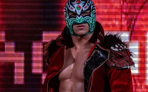 WWE签约墨西哥选手李龙，李龙表示他就是下一个神秘人雷尔