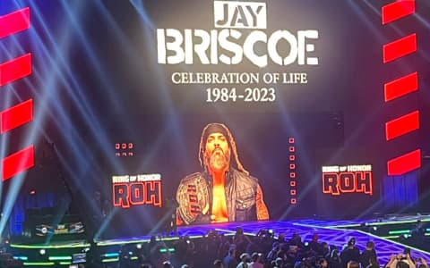 WWE在今天SmackDown一集中向已故的Jay Briscoe致敬