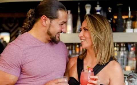 恭喜!WWE明星狂欢摩斯和艾玛宣布订婚
