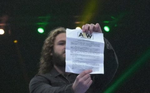 杰克·佩里出现在NJPW活动，撕毁了AEW合同，在暗示什么？