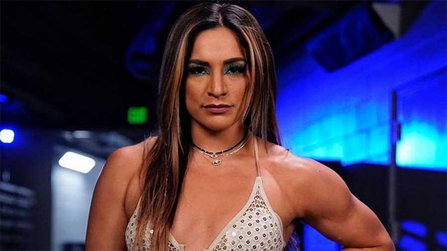 32岁的WWE巨星在几周前被诊断出患有罕见的免疫疾病