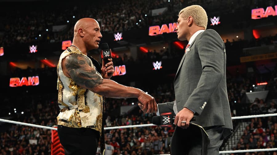 今天WWE RAW上，巨石强森到底给了科迪罗兹什么？摔迷纷纷给出答案！