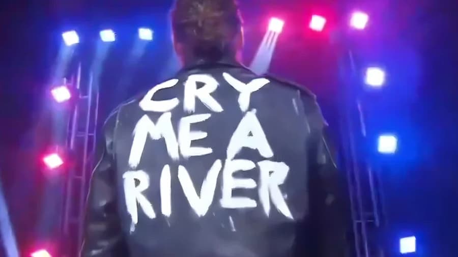 杰克·佩里在NJPW风城暴动中挑衅CM Punk，以芝加哥旗帜和“Cry Me A River”夹克登场