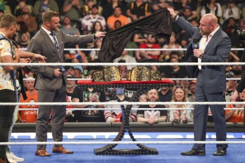 Triple H 在 SmackDown中展示全新WWE双打冠军腰带