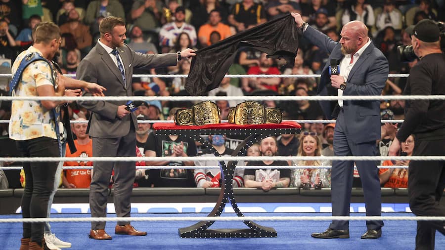 Triple H 在 SmackDown中展示全新WWE双打冠军腰带