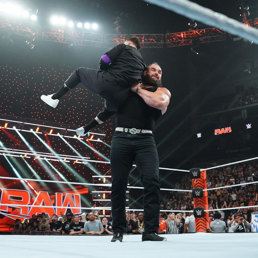WWE超级巨星布朗斯图曼回忆比赛中受伤，突然双臂被电击一样没有了力气