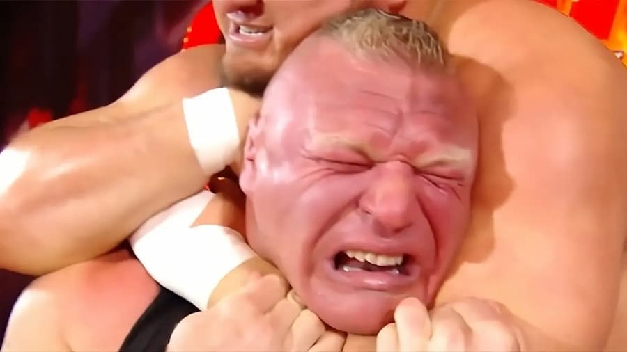 前WWE选手回忆他试图掐晕布洛克·莱斯纳，结果半秒后自己被举过头顶