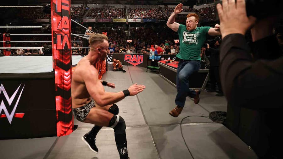 今天WWE RAW上一位摔角手意外受伤