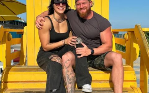 WWE巨星雷亚·里普利与AEW摔角手巴迪·马修斯结婚，哥特风婚礼打破传统