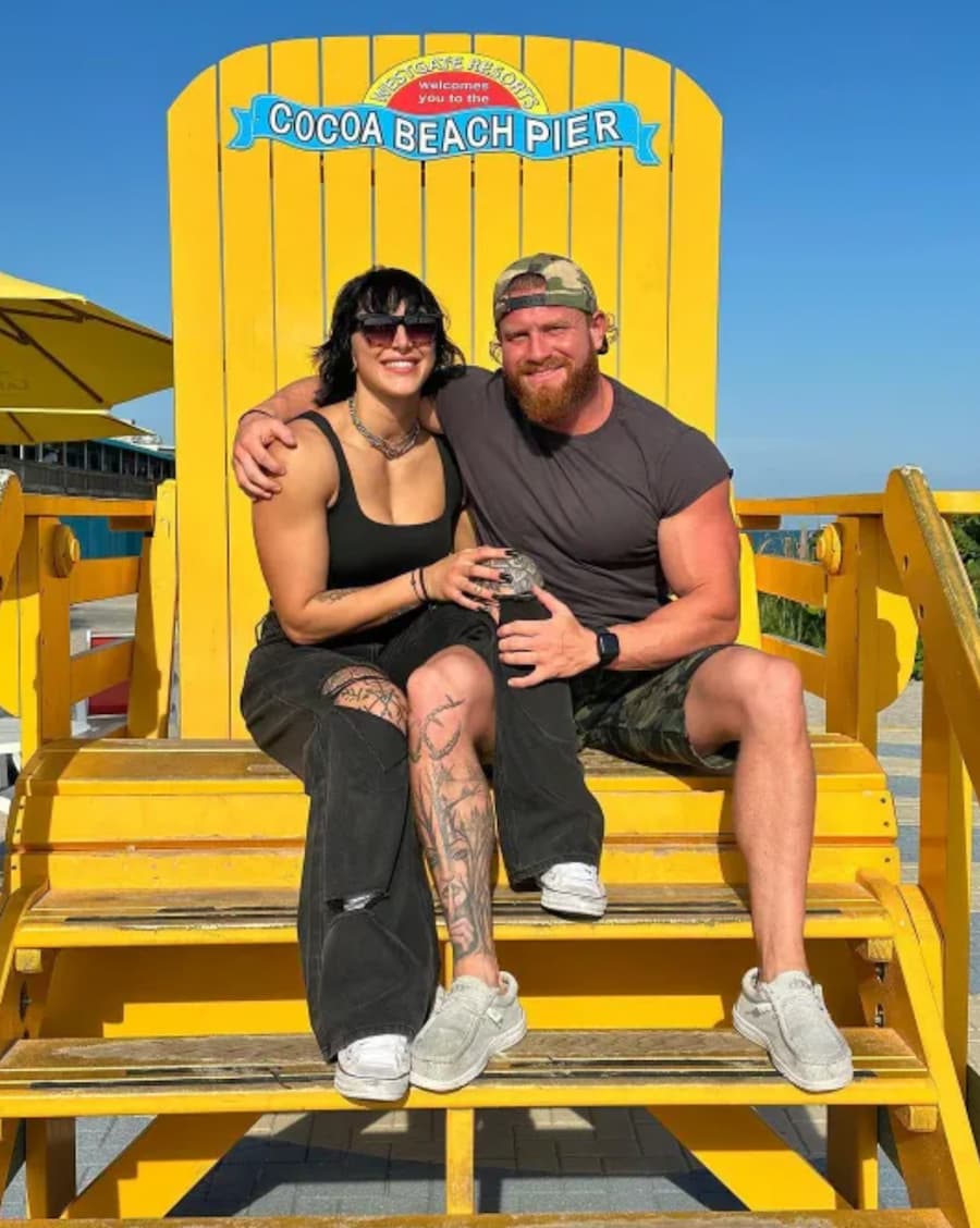 WWE巨星雷亚·里普利与AEW摔角手巴迪·马修斯结婚,哥特风婚礼打破传统