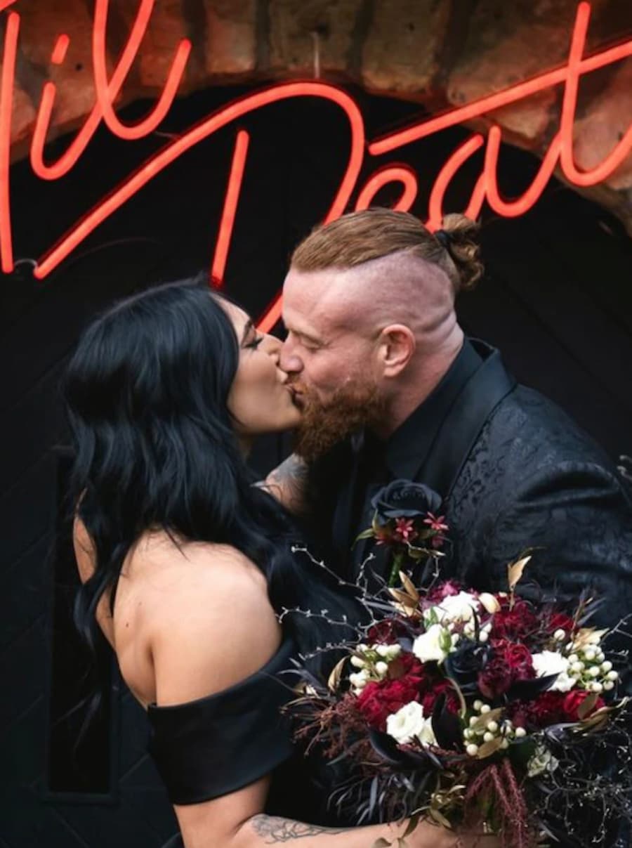 WWE巨星雷亚·里普利与AEW摔角手巴迪·马修斯结婚,哥特风婚礼打破传统