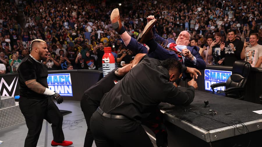 59岁WWE名人堂成员保罗海曼被新血统家族打伤，并被送往医院