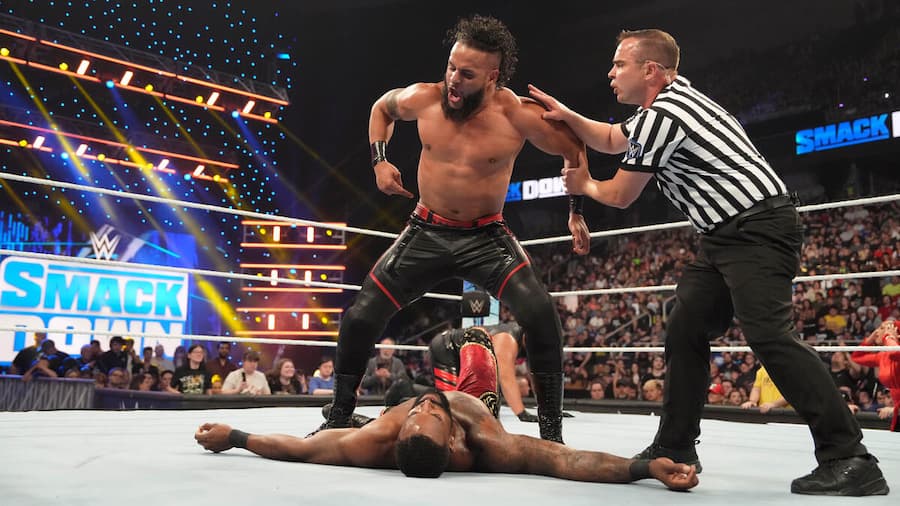 血统家族新成员塔玛·汤加在《SmackDown》首秀中获胜