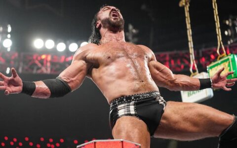 德鲁·麦金太尔在WWE RAW胜利后再次攻击CM朋克