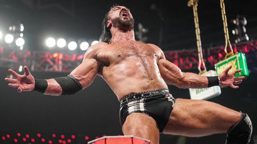 德鲁·麦金太尔在WWE RAW胜利后再次攻击CM朋克