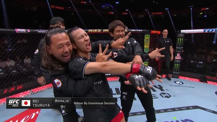 WWE选手中邑真辅现身UFC 303，为鹤屋怜助阵