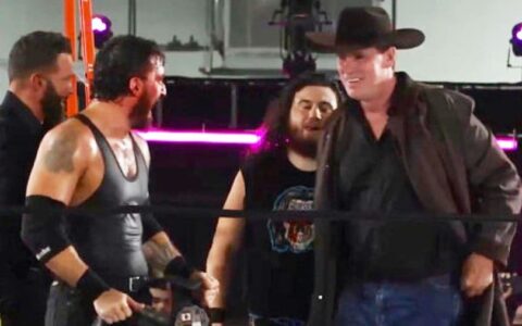 WWE名人堂成员JBL惊喜现身独立摔角赛事，宝刀未老再展地狱式金臂勾！