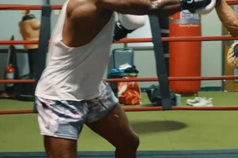 WWE传奇巨星鲍比·莱斯利48岁依旧状态神勇，拳击首秀蓄势待发！