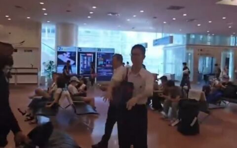 惊魂一刻！杰·乌索机场偶遇狂热粉丝，吓到”花容失色”