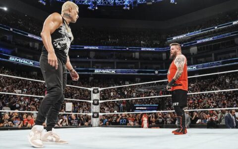 WWE SmackDown第1309期：比赛结果 科迪·罗兹冲上前去，救下凯文·欧 文斯免受血统的猛烈攻击