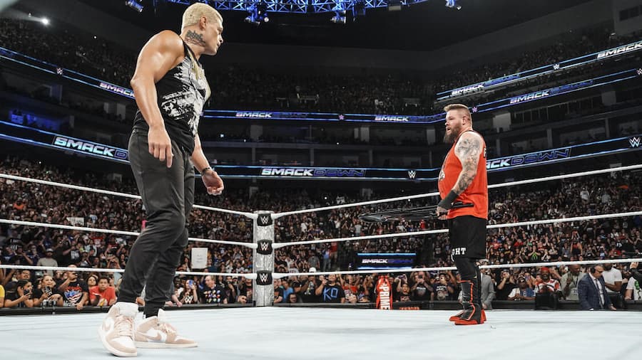 WWE SmackDown第1309期:比赛结果 科迪·罗兹冲上前去,救下凯文·欧 文斯免受血统的猛烈攻击