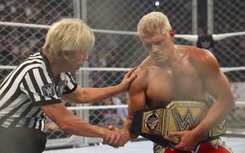 WWE SmackDown震撼开场：科迪·罗兹卫冕，与罗曼·雷恩斯强强联手
