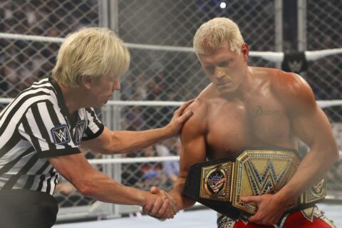 WWE SmackDown震撼开场：科迪·罗兹卫冕，与罗曼·雷恩斯强强联手