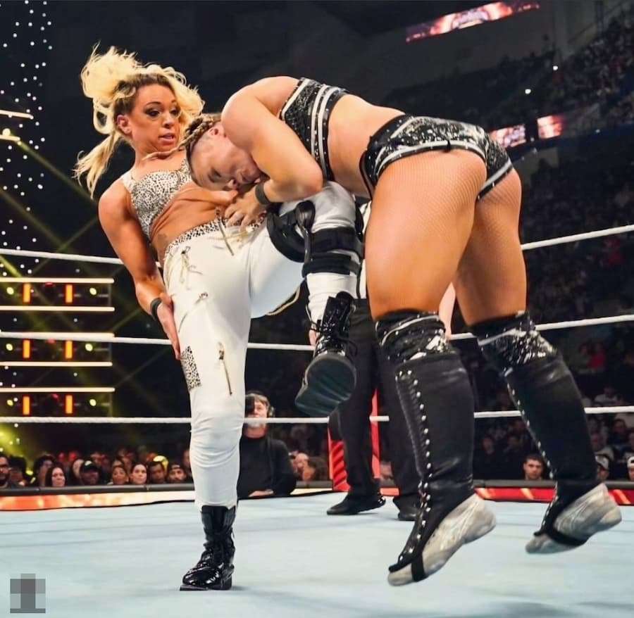 WWE擂台惊现意外:佐伊·史塔克伤情牵动人心,比赛计划紧急调整!