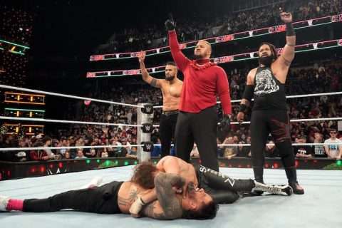 WWE RAW第1648期：德鲁麦金泰尔战胜扎恩后，血统军团在赛后发起了一场残酷的攻击