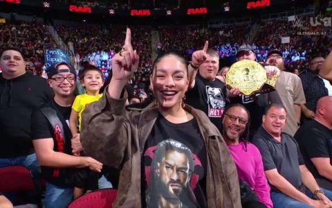 凡妮莎·哈金斯亮相WWE SmackDown，引爆全场！粉丝直呼“太经典”