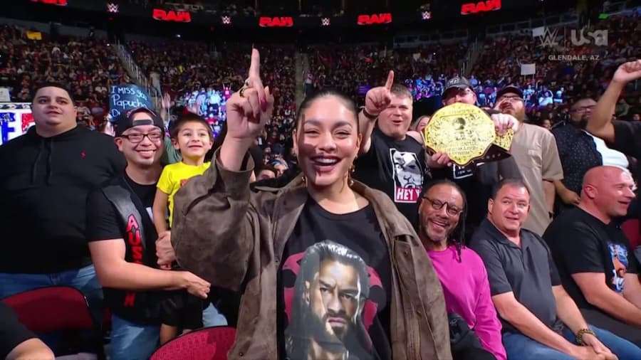 凡妮莎·哈金斯亮相WWE SmackDown，引爆全场！粉丝直呼“太经典”