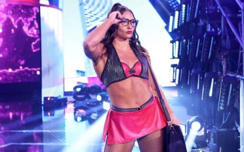 WWE明星伤愈归来，正式空降SmackDown！女子冠军战火再燃！
