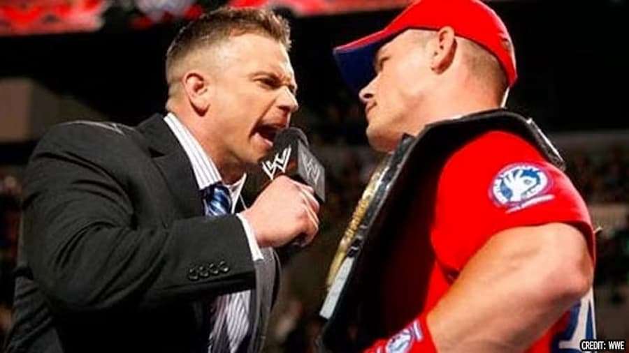 亚历克斯·莱利(Alex Riley)和约翰·塞纳(John Cena)E。