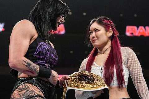 WWE RAW第1646期：无可争议的WWE冠军科迪·罗兹与凯文·欧文斯展开对决
