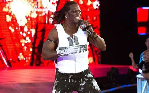 米兹情深意切发文，WWE“活宝”二柱子离职引爆摔角圈！