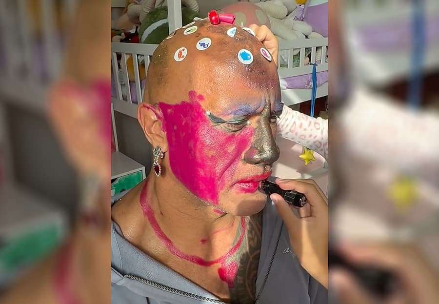 巨石强森遭到女儿爆改化妆