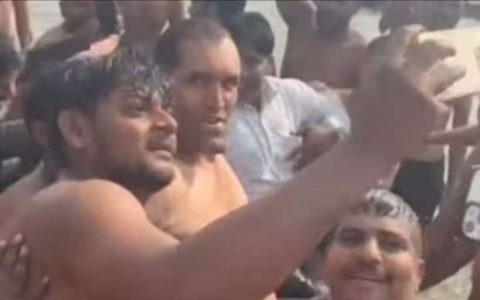 巨人卡里”（The Great Khali）