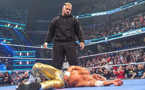 索罗·西科亚 (Solo Sikoa) 回归 SmackDown，并用萨摩亚长矛袭击了科迪·罗兹 (Cody Rhodes)